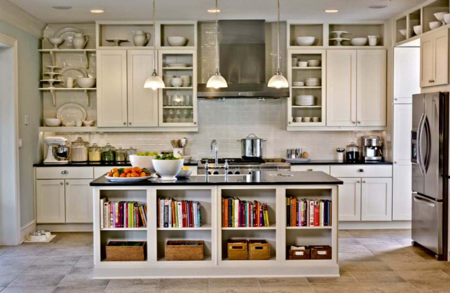 Τα ντουλάπια αγγίζουν το ταβάνι σε κάθε έξυπνα διακοσμημένη κουζίνα!